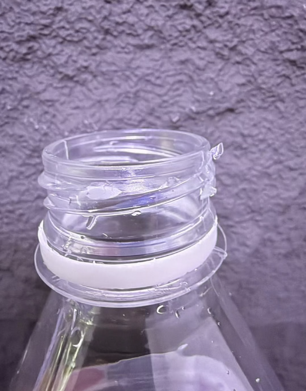 喝娃哈哈纯净水，差点把嘴巴割流血